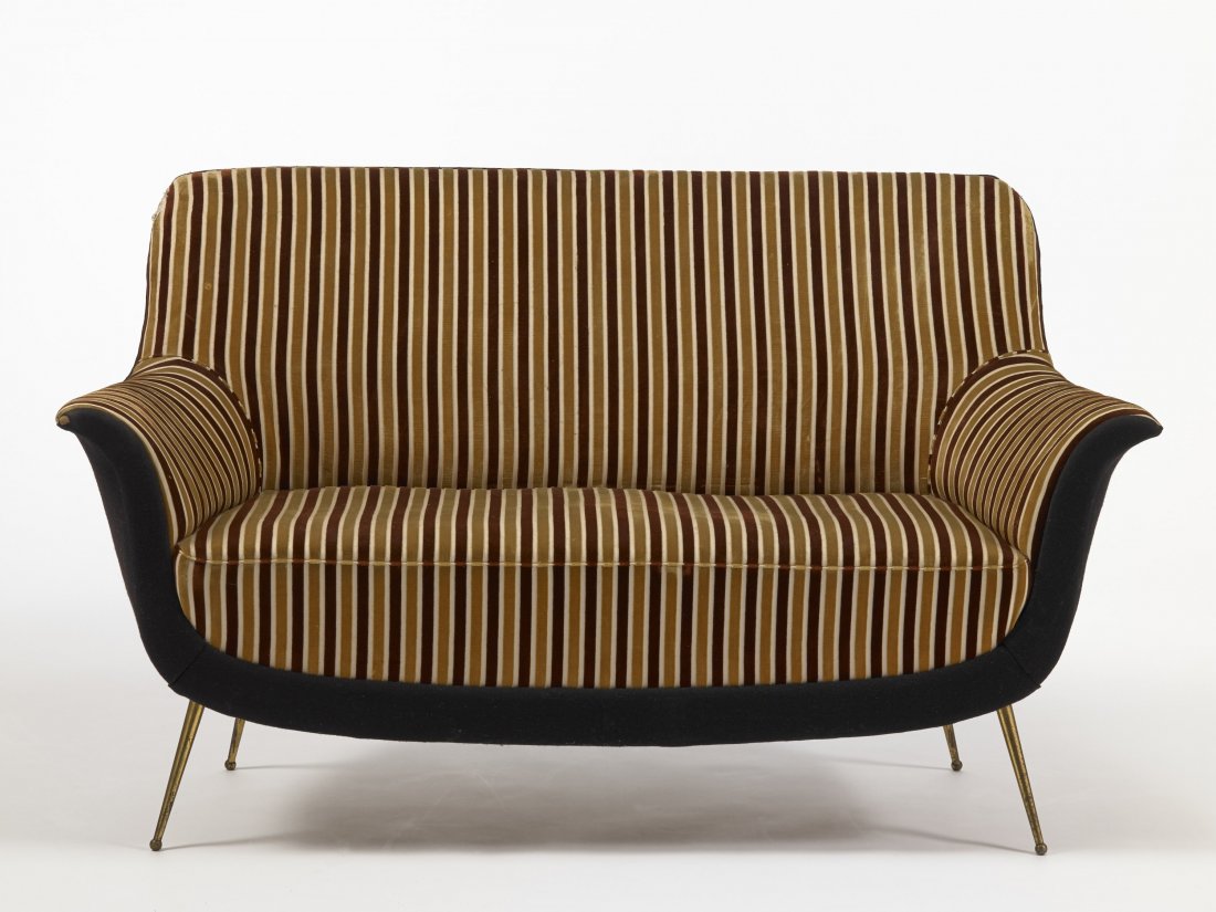 Divano imbottito rivestito in velluto nero e a righe. (1 of 1)