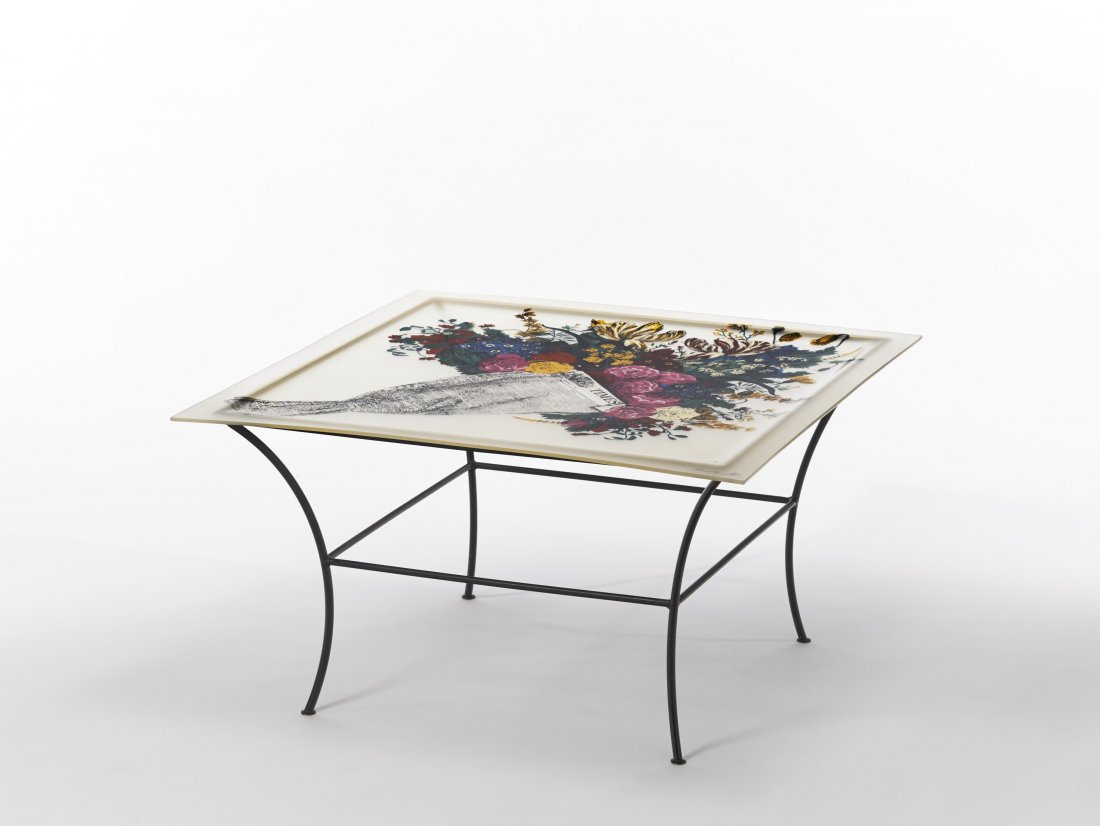 Tavolo da salotto con piano decorato da mazzi di fiori: Tavolo da salotto con piano decorato da mazzi di fiori e supporto in metallo. Prodotto su licenza Fornasetti, anni 90 (83x56x83) Firmato