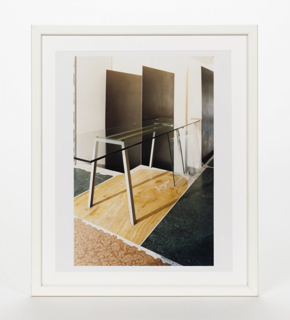 Gabriele Basilico (1944 - 2013) - Stampa fotografica: Gabriele Basilico (1944 - 2013) - Stampa fotografica del 1995 a colori raffigurante un tavolo in acciaio e vetro di Giuseppe Terragni. Reca timbro del fotografo a incussione in basso a destra (cm 30x2