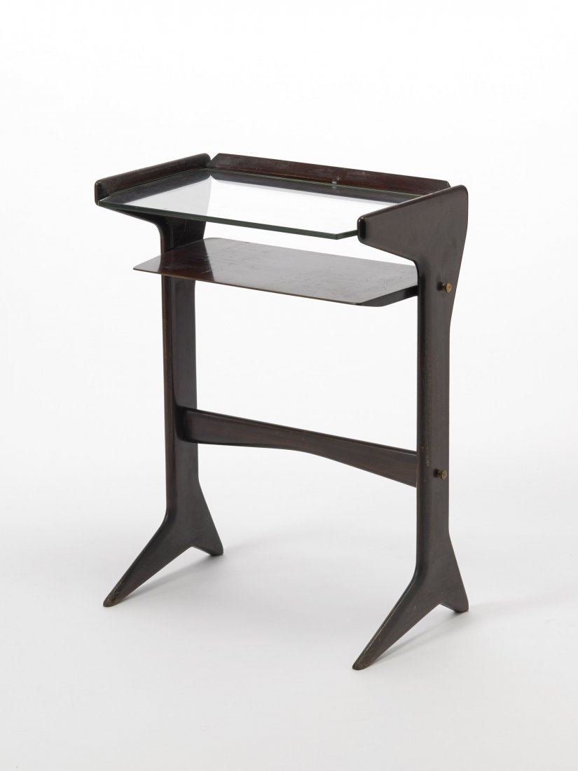 Ico Parisi (Palermo 1916 - Como 1996) - Mobiletto: Ico Parisi (Palermo 1916 - Como 1996) - Mobiletto portatelefono in mogano intagliato, ottone e cristallo molato. Produzione De Baggis, 1954 (cm 45x62x29) (lievi difetti, mancanze) Modello in corso di