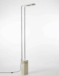 Bruno Gecchelin ( 1939) Lampada da terra modello "Gesto: Bruno Gecchelin ( 1939) Lampada da terra modello "Gesto terra". Produzione Skipper, Italia 1974. Base in marmo di Carrara, struttura in metallo cromato e laccato bianco (h cm 220) (lievi difetti) Floo