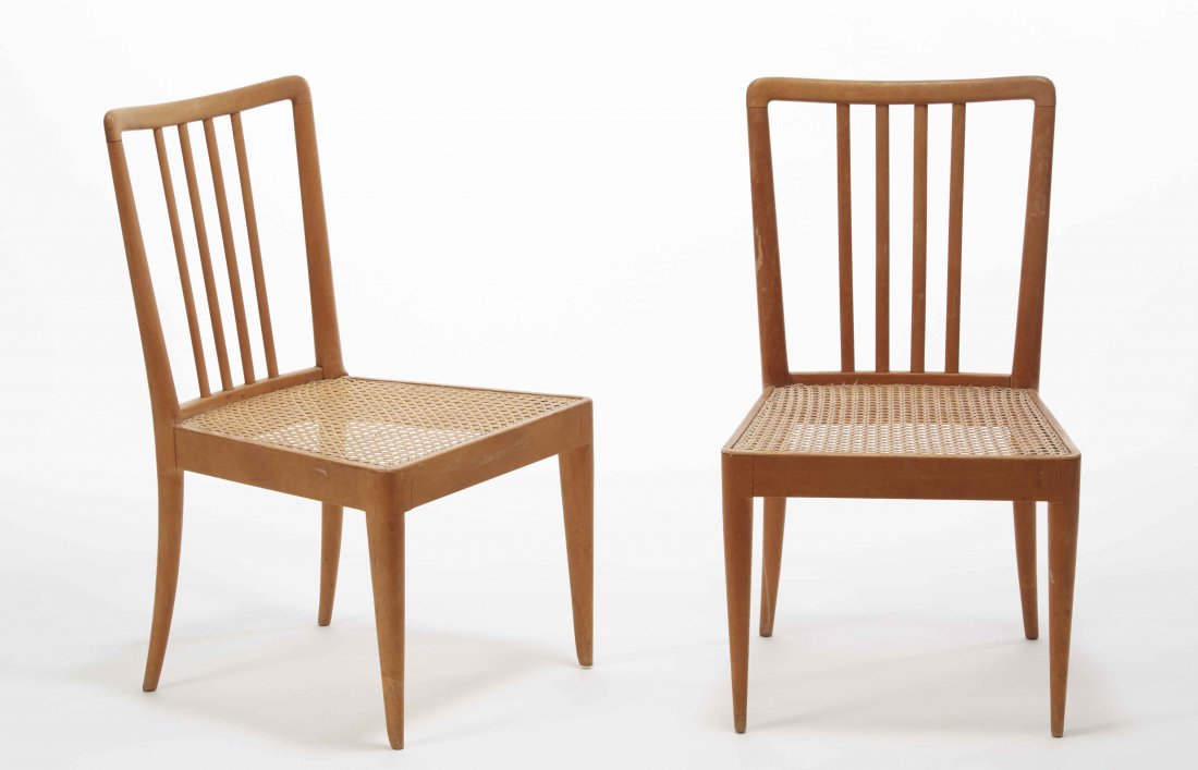 Pier Giulio Magistretti (attribuito) Coppia di sedie da: Pier Giulio Magistretti (attribuito) Coppia di sedie da camera in legno chiaro con gambe tornite e inflesse. Italia, fine anni 30 (cm 45x77x44) (difetti) Provenienza: Ca' del Fogher, Cortina d'Ampezzo