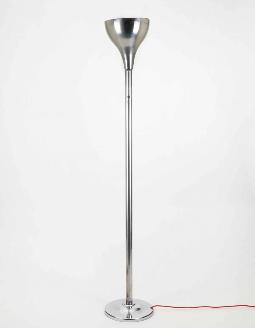 Robert Mallet Stevens (Parigi 1886-1945) (attribuito): Robert Mallet Stevens (Parigi 1886-1945) (attribuito) Lampada a stelo tipo "Luminator", in metallo nichelato. Francia, anni 30 (h cm 173,5) Floor lamp, type "Luminator". Nickel-plated metal. France, 1