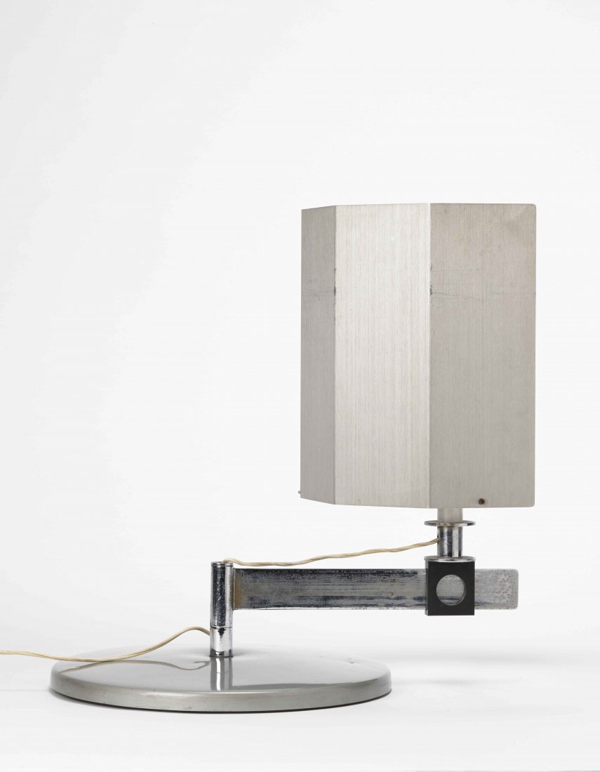 Carl Jacob Jucker (Zurigo 1902 -Schaffhausen 1997): Carl Jacob Jucker (Zurigo 1902 -Schaffhausen 1997) Lampada da tavolo disegnata nel 1923 per la scuola Bauhaus di Weimar. Produzione Imago DP, Italia anni 60. Alluminio e metallo cromato e verniciato (