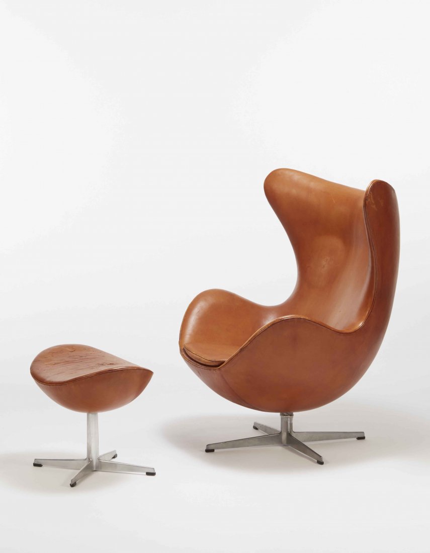 Arne Jacobsen ( 1902 - 1971) Poltrona e poggiapiedi (1 of 1)