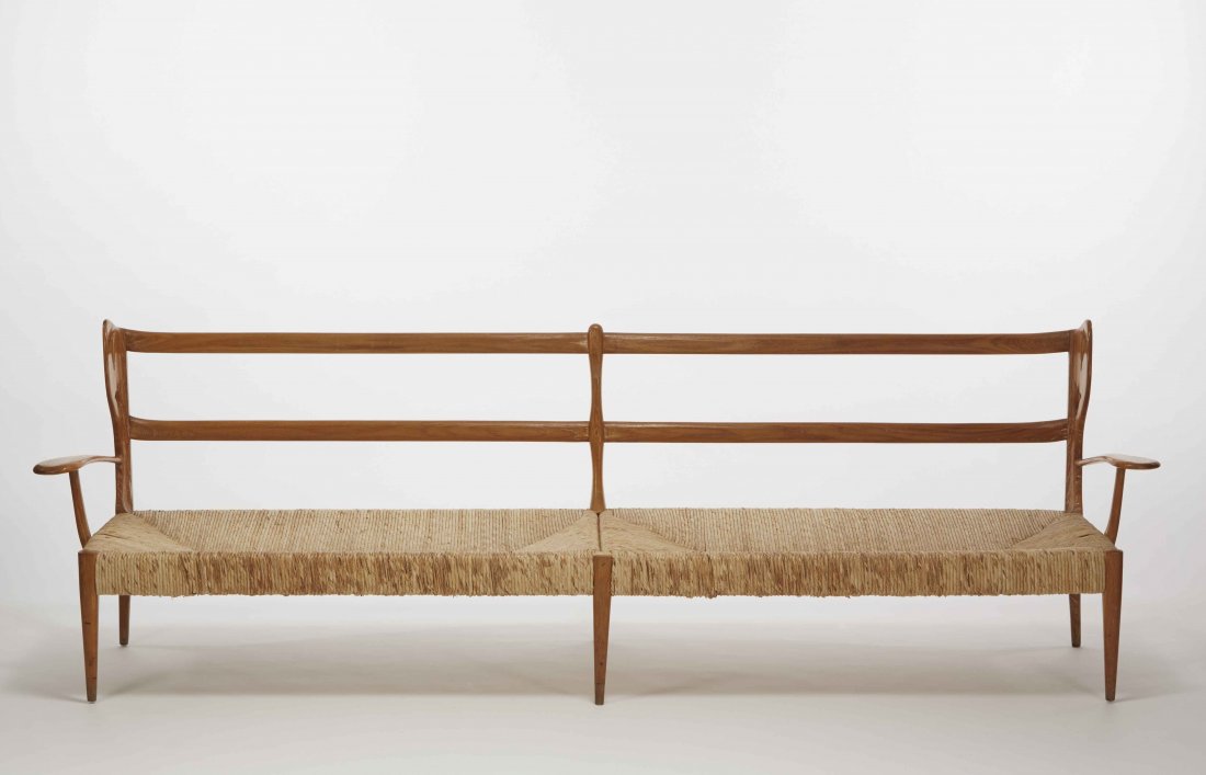 Pier Giulio Magistretti (attribuito) Divano in legno: Pier Giulio Magistretti (attribuito) Divano in legno massello di rovere con poggiatesta laterali intagliati con forme di gigli. Seduta impagliata. Italia, fine anni 30 (cm 241x76x53) (difetti) Proveni