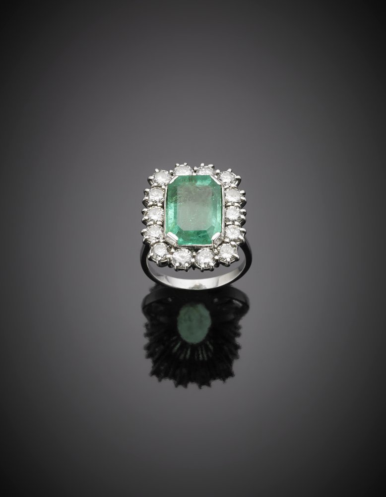 A white gold emerald ct 5,50 circa and diamond cluster (1 of 1)