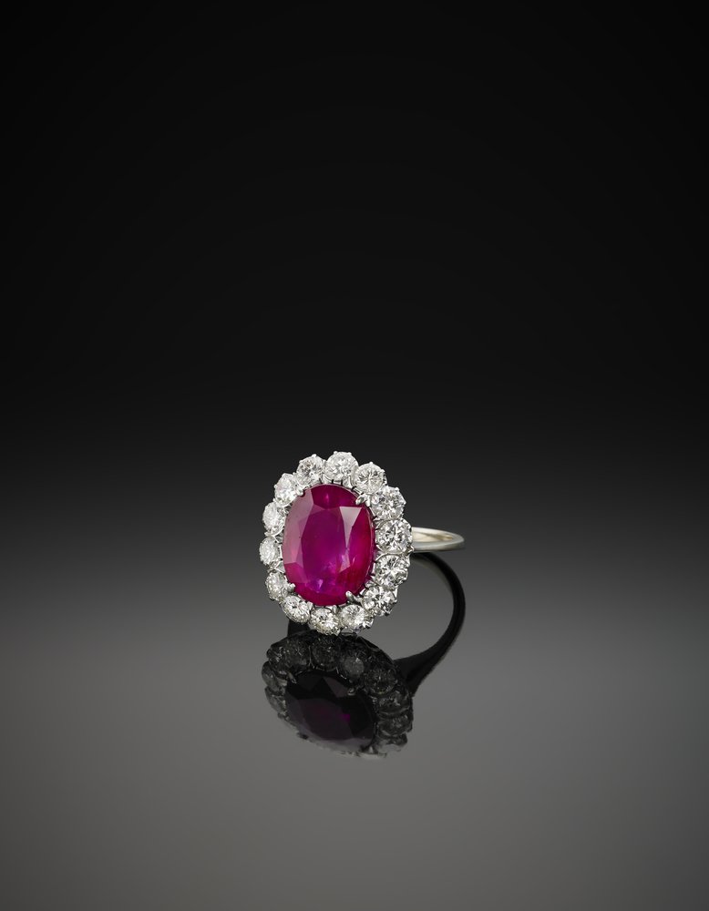 An oval burma ruby ct 6,44, and diamond white gold ring (1 of 1)