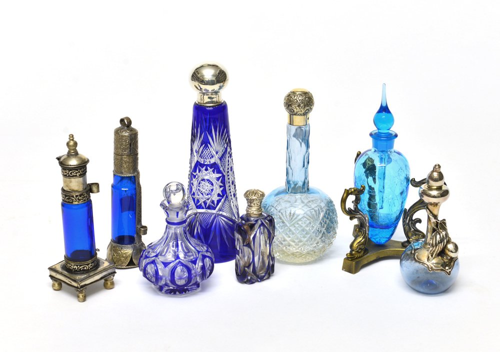 Lotto di otto boccette e bottiglie in vetro e (1 of 1)