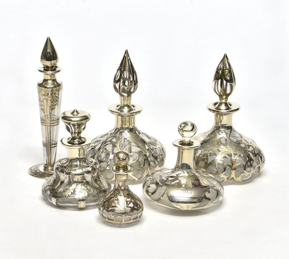 Lotto di sei bottiglie di vetro con applicazioni in (1 of 1)