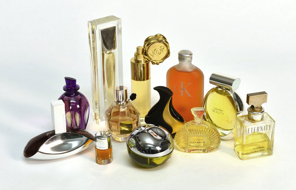 CALVIN KLEIN, VICTOR AND ROLF, DKNY, MCQUEEN, Lotto di: CALVIN KLEIN, VICTOR AND ROLF, DKNY, MCQUEEN, Lotto di undici bottiglie di profumo e eau de toilette di diverse dimensioni (sbeccature)