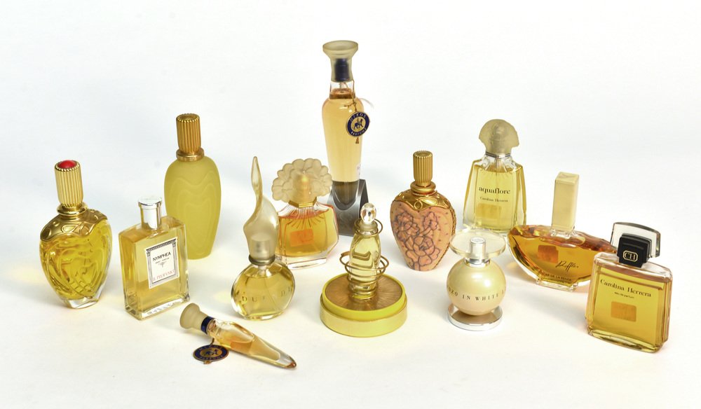 CAROLINA HERRERA, OSCAR DE LA RENTA, ESCADA, NIKOS, J.: CAROLINA HERRERA, OSCAR DE LA RENTA, ESCADA, NIKOS, J. DEL POZO, OSMO Ãš Lotto di tredici bottiglie di profumo e eau de toilette di tipi e dimensioni di verse