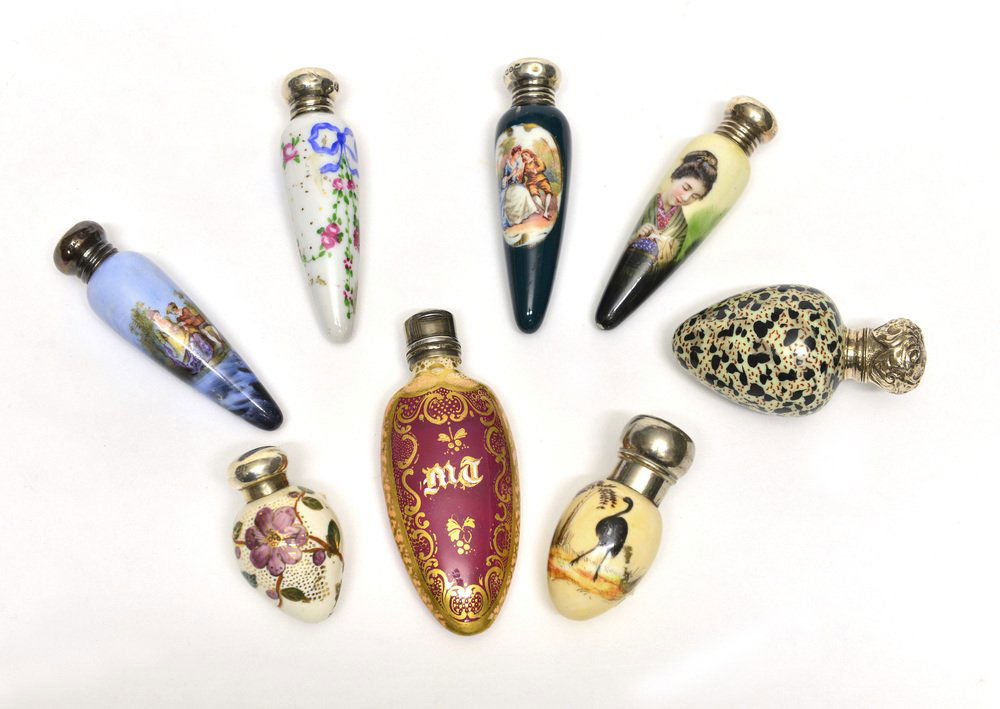 Lotto di otto boccette in ceramica e porcellana con (1 of 1)