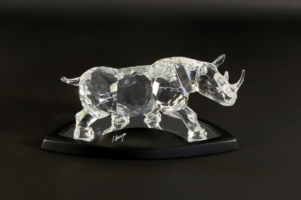 SWAROVSKI, "Il Rinoceronte", scultura in cristallo: SWAROVSKI, "Il Rinoceronte", scultura in cristallo sfaccettato (cm 34x14), edizione limitata 2008, esemplare n. 05089/10000 inciso sulla zampa, designer Anton Hirzinger, allegato certificato di autent