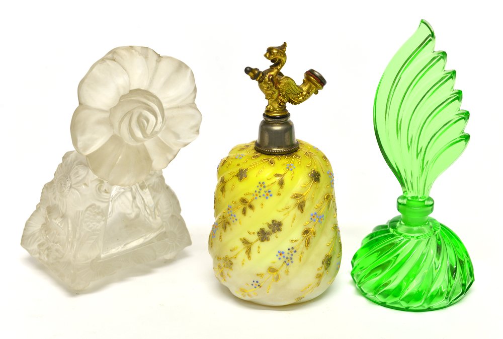 Lotto composto da tre bottiglie portaprofumo di cui una (1 of 1)