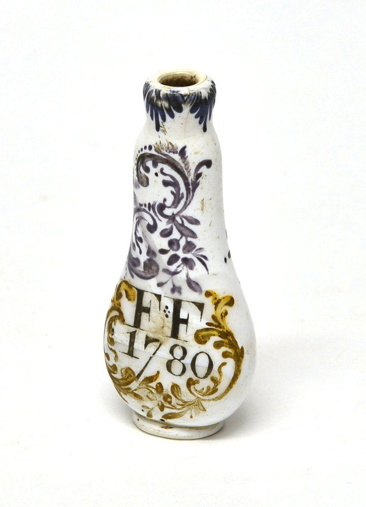 Manifattura della fine del sec. XVIII. Boccetta: Manifattura della fine del sec. XVIII. Boccetta portaprofumo in opaline smaltata a freddo a volute policrome e fiori. Siglata e datata FF 1780 (difetti e mancanze)