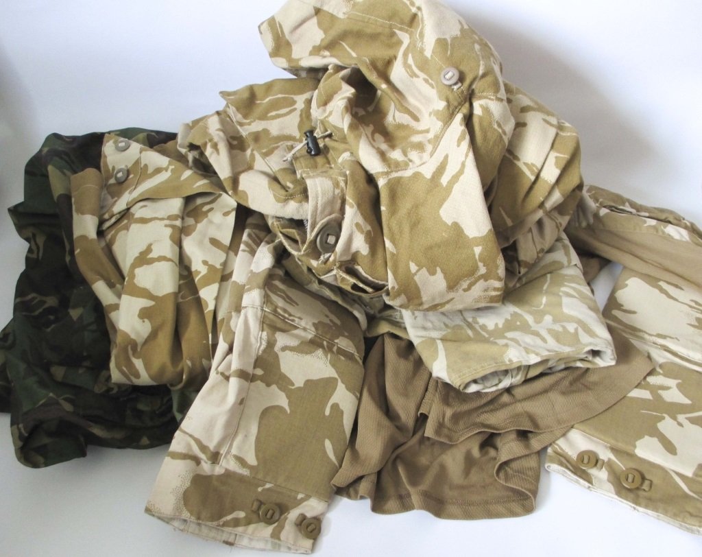 BRITISH DESERT PATTERN COMBAT CLOTHING: A Smock, combat, windproof desert DP (180/96). Trousers, combat, Tropical, Desert OP (90/96/112). Shirt, combat, underbody armour (Size 110/L). Jacket, combat, Tropical, Desert DP (170/104). Together 