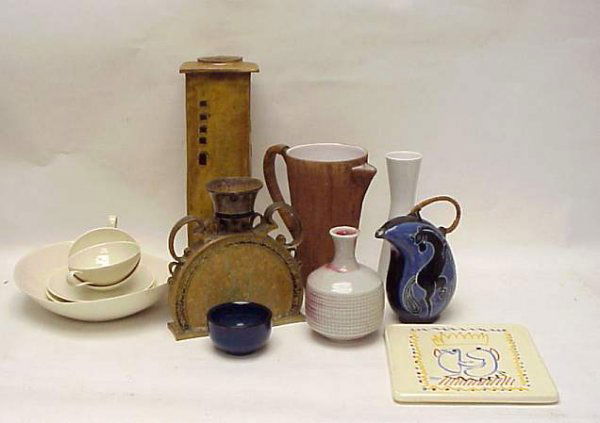 Ten pieces assorted pottery includes Italian, Eva: Ten pieces assorted pottery includes Italian, Eva Zeisel.Eva Zeisel dishes are chipped and the cups have hairline cracks.
