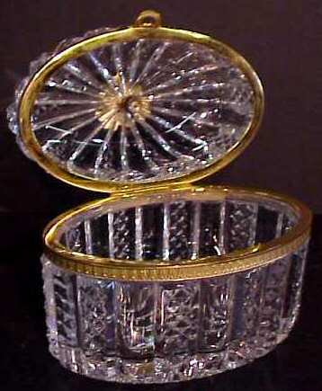 Oval Crystal box with gilt metal mounts, rose fi - 3