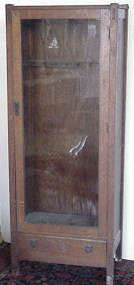 Harden Arts & Crafts oak rifle cabinet, one glazed
