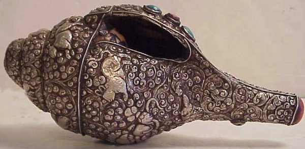 Tibetan conch shell with detailed silver(?) overa - 2
