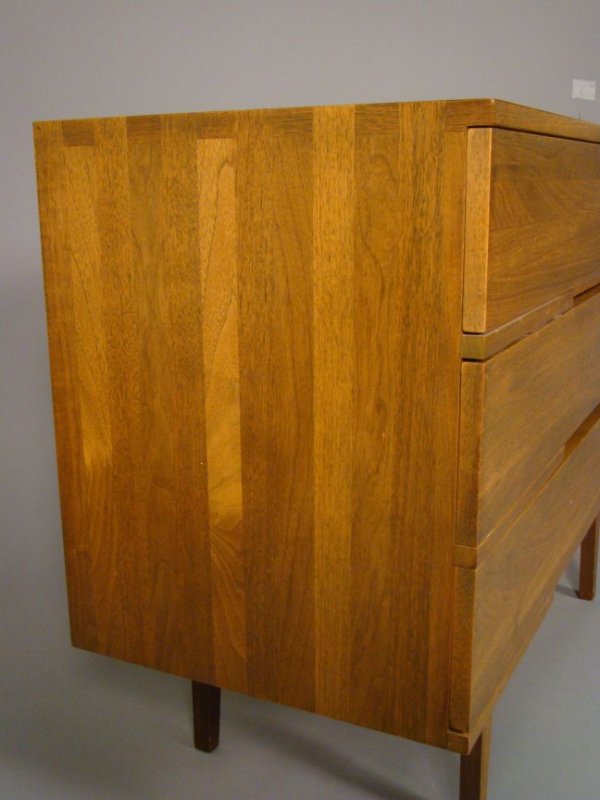 Mid-Century three drawer chest on frame with rec - 3