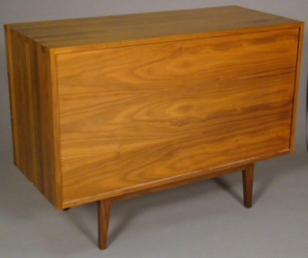 Mid-Century three drawer chest on frame with rec - 4