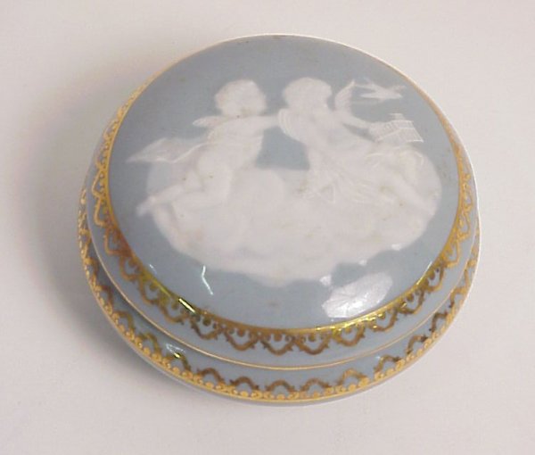 Limoges pate-sur-pate dresser box, 2 3/4"h: Limoges pate-sur-pate dresser box, 2 3/4"h