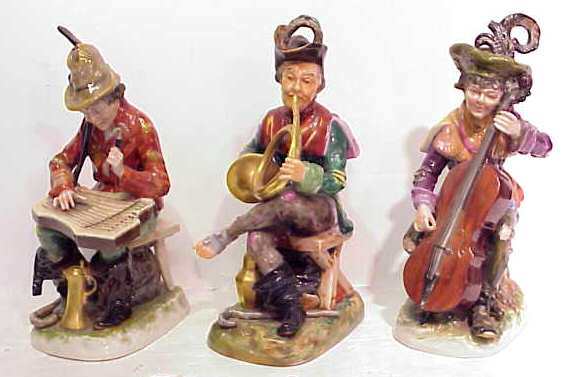 3 PORCELAIN FIGURES PLAYING MUSICAL INSTRUMENTS, CAP
