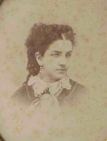 EARLY PHOTOGRAPH OF A WOMAN IN WALNUT OVAL FRAME, - 3