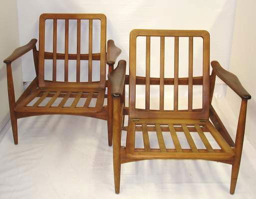 PAIR OF FRANCE &DAVERKOSEN LOUNGE CHAIRS/ JOHN: PAIR OF FRANCE & DAVERKOSEN LOUNGE CHAIRS, RETAILED BY JOHN STUART, TEAK WOOD WITH HINGED BACK AND SEAT, LOOSE CUSHIONS, ADJ. RECLINERS, 29"H, 28 3/8" X 29", CUSHIONS ARE MISSING BUTTONS