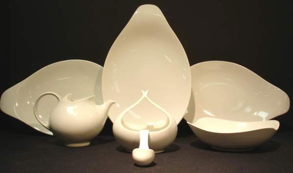 EVA ZEISEL/HALLCRAFT BY HALL CHINA,7PCS.LARGE PLA: EVA ZEISEL/HALLCRAFT BY HALL CHINA,7PCS.LARGE PLATTER 17 1/2",TWO MED. PLATTERS 15"( ONE HAS CHIP ON BOT.EDGE OF TIP.OPEN BOWL 9"X9" SMALL KNICK ON UNDERSIDE.TEAPOT 5 3/4"X9",HAIRLINE ON THE INNER RIM