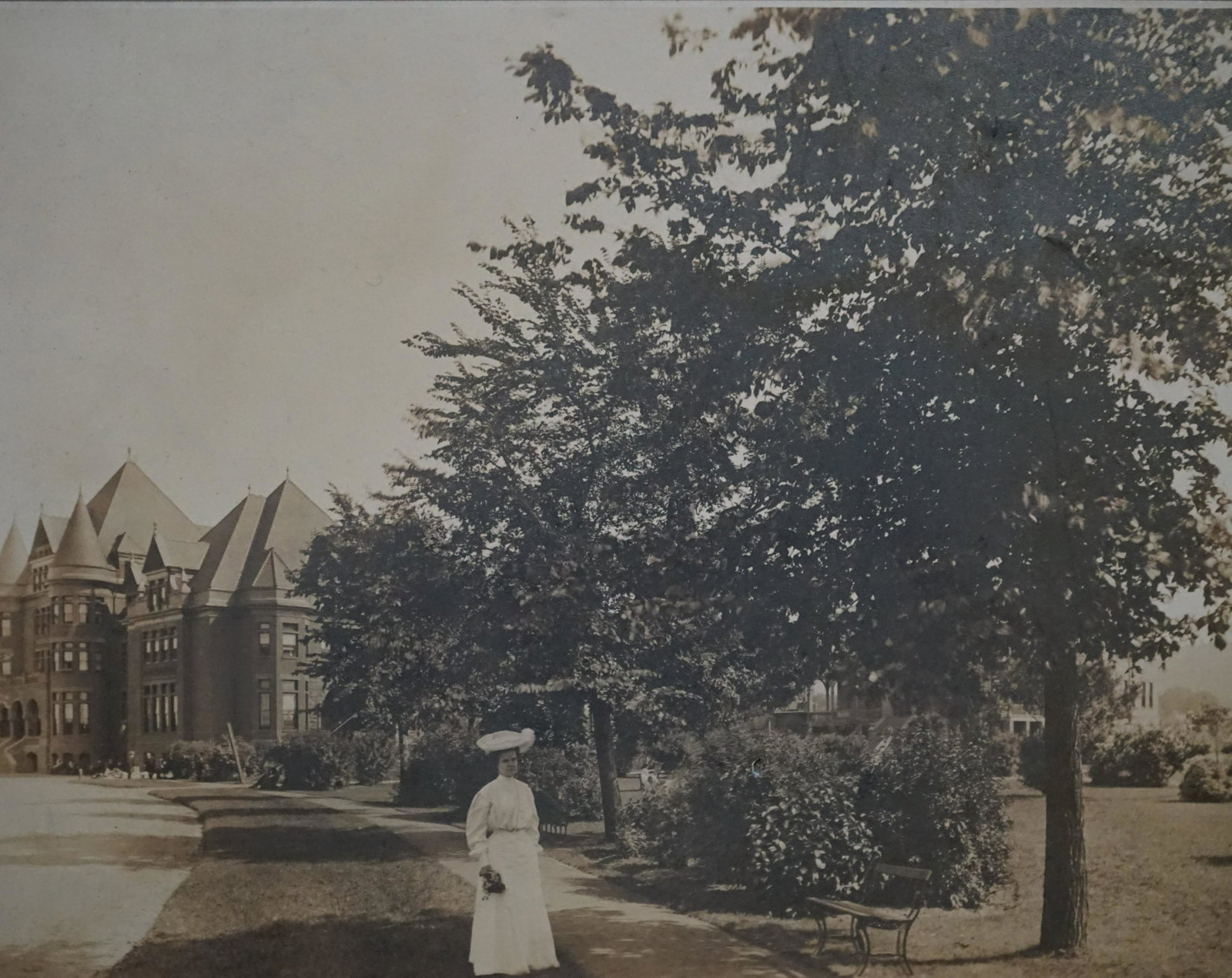 old photo of a lady at the Masonic house NY: old photo,1890-1910 , lady at the Masonic hom.13 1/2 inch X 10 3/4 inchsome writing on its back.we combine shipping,we consign your antique for 10%