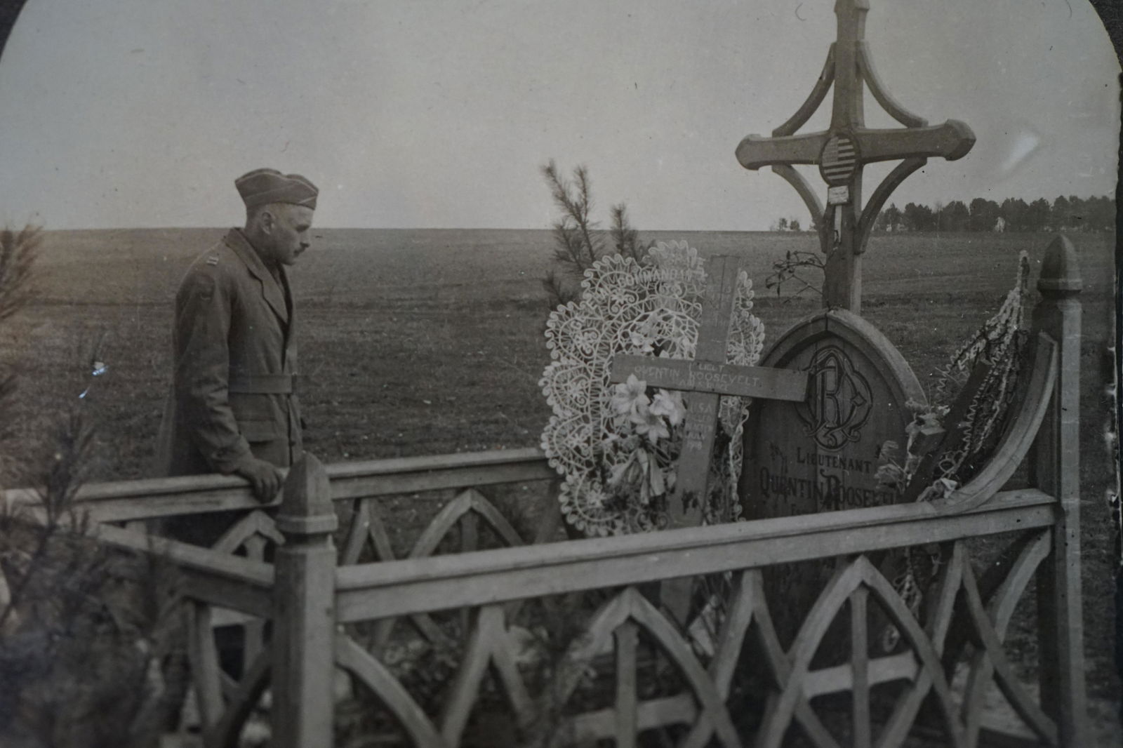 photo of grave of Lieut Q. Roosevelt (1 of 2)