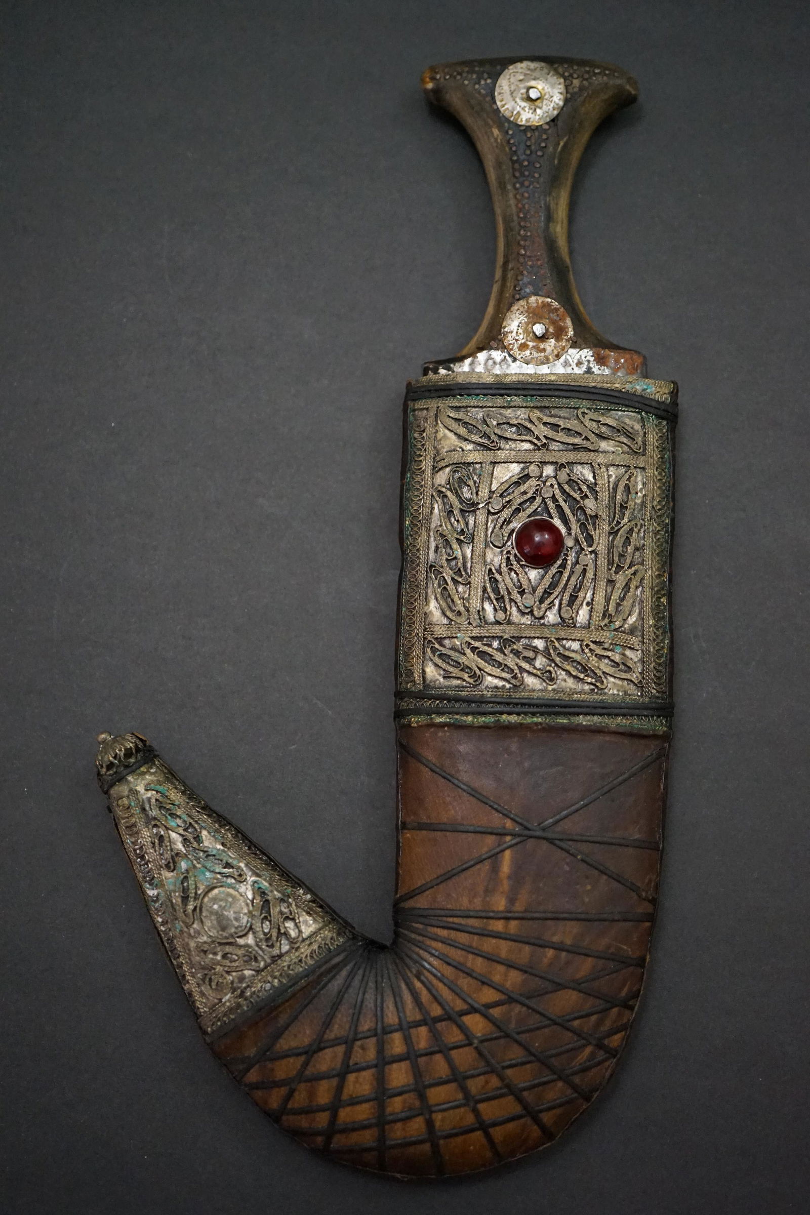 arabian antique Yemeni Jambia , Islamic Arabic dagger: old Yemeni Jambia , good condition Arabic , Islamic , Middle East( please note that its plade is not made of Iron ,it is made of some sort of light metal)