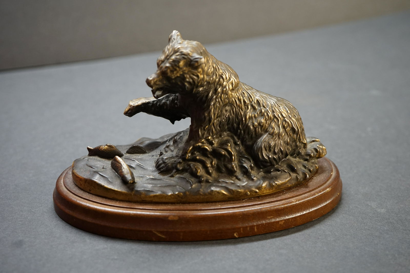 BEAR AND FISH  BRONZE SCULPTURE SIGNED O'BRIEN (1 of 6)