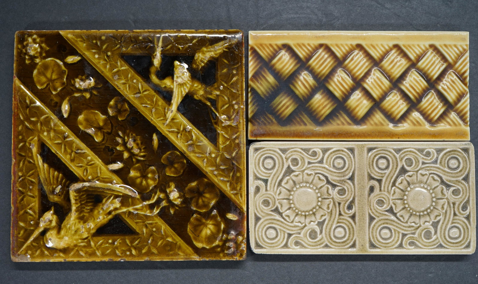lot of 3 Victorian tiles, Chelsea, Chinese art: lot of 3 Victorian tiles, Chelsea, Chinese art.2 tiles size is 5 3/4 by 2 3/4 , one tile size is 6 inch by 6 inch, Please see all photos provided as part of condition and description, please carefully