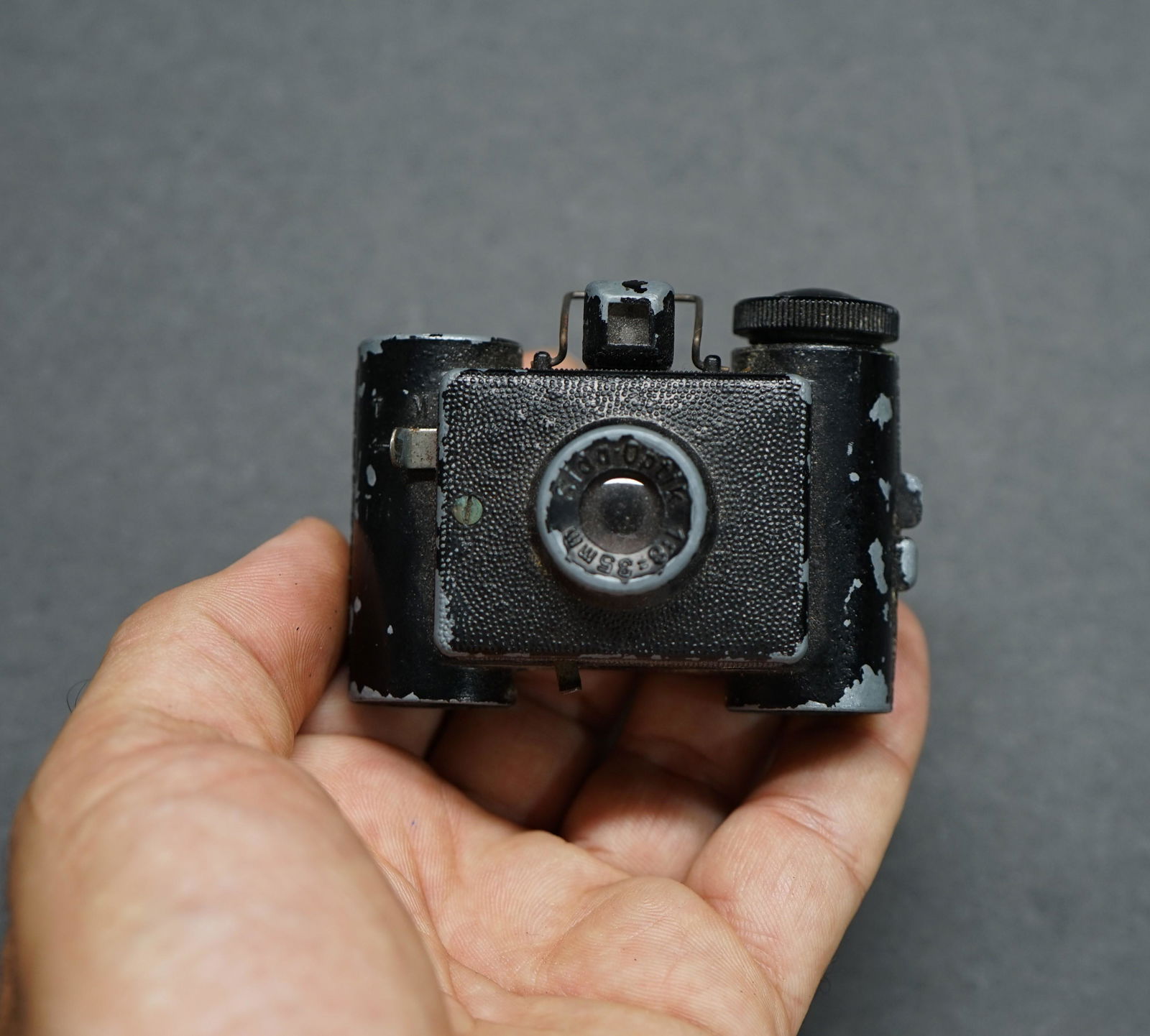 very small camera , WWII, still has the film in , Sida (1 of 10)
