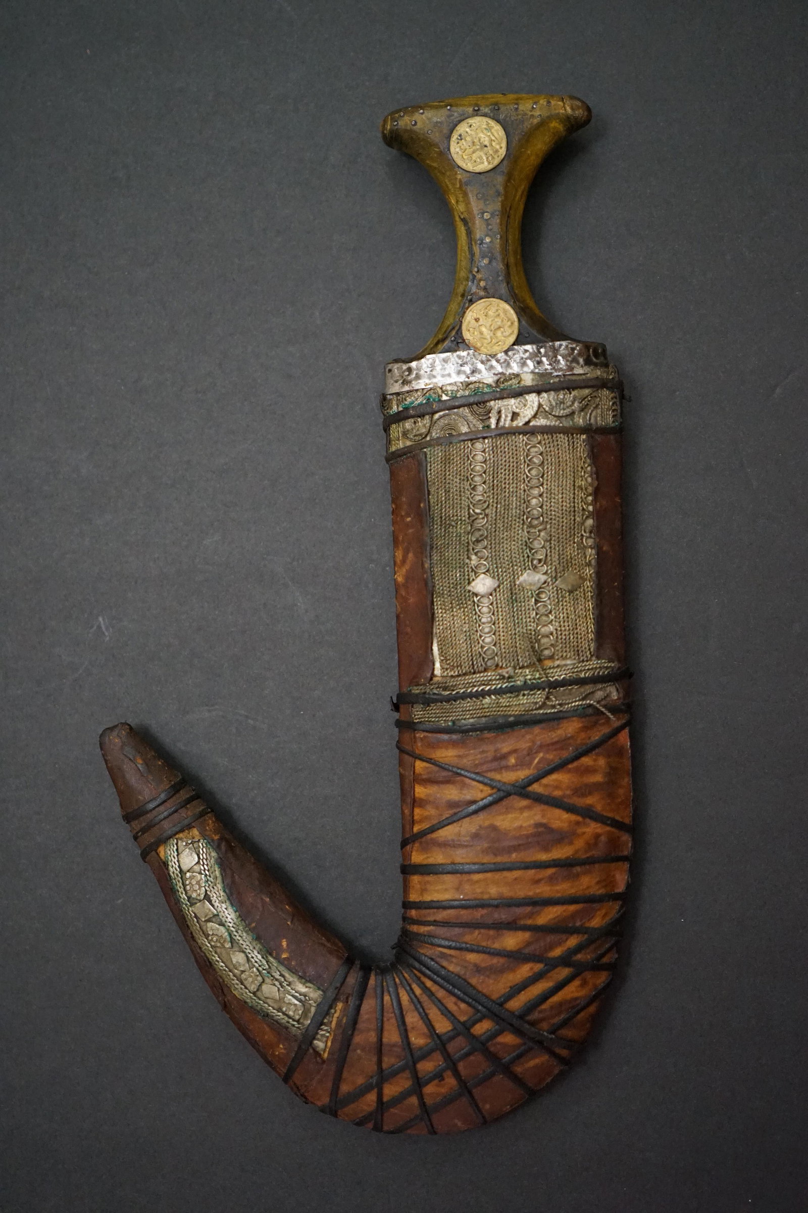 ARABIAN ANTIQUE YEMENI JAMBIA ,ISLAMIC ARABIC DAGGER: old Yemeni Jambia , good condition Arabic , Islamic , Middle East( please note that its plade is not made of Iron ,it is made of some sort of light metal),spine may be made of animal horn , key word r