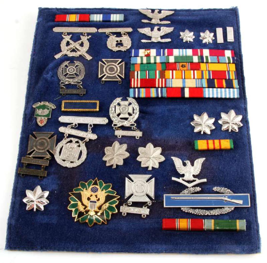 BOARD WITH VARIOUS U.S. MILITARY RANK & RIBBON INS: Ribbons, rank insignia, USMC and other marksman badges, CIB and more. This lot has a reserve.