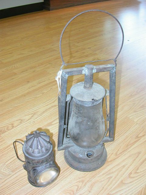 2 ANTIQUE 1917 DIETZA OIL POLICE LAMP LATERN BUCKEYE: LOT OF 2 DIETZ ANTQUE OIL LAMPS INCLUDING ONE POLICE LAMP # 3 7 1/4" TALL IN VERY GOOD CONDITION NO DAMAGE NOTICED. THE SECOND IS A DIETZ BUCKEYE DASH LANTERN: MAGNIFIER LENS ON THE INSIDE IS CRACKED