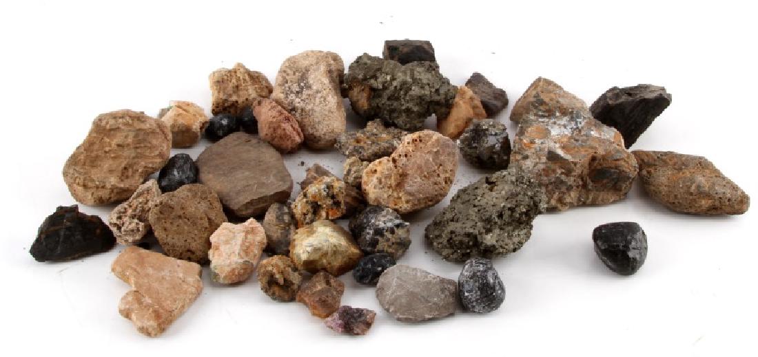 LOT OF MISCELLANEOUS ROCKS AND CRYSTALS: Lot of mostly different varieties of rocks and some crystals. Weighing at 2,654 grams.