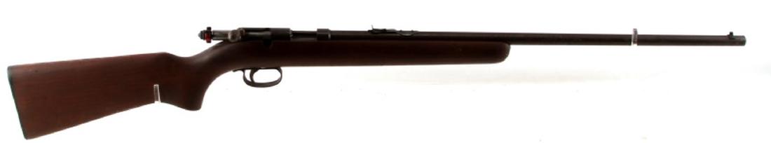 VINTAGE REMINGTON 514 SINGLE SHOT 22CAL RIFLE: Vintage Remington 514 single shot 22 caliber rifle. In very good condition. Barrel and metal features do feature strong oxidation. Walnut stock has small paint markings across the entire piece. Bore i