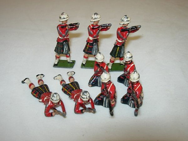 ANTIQUE BOER WAR LEAD SOLDIERS HIGHLANDERS : Nine Soldiers, Cast lead, Oil base painted, Boer war. 3 standing two kneeling and 2 lying on ground. Two rifles complete, balance have been reduced to Mac-10 size. Moderate chipping to paint. Overall
