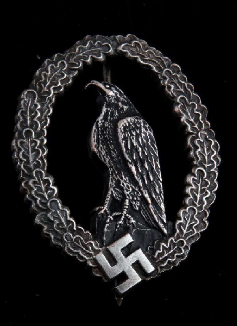 GERMAN WWII RETIRED PILOT BADGE JUNKER BERLIN: German WWII Retired Pilot Badge. Maker stamped C.E. Junker Berlin. Thin vertical pin back. Minor tarnishing. VG condition.