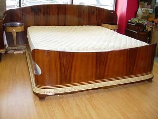 VINTAGE ART DECO KING SIZE BED: BEAUTIFUL ART DECO KING BED WITH SIDE TABLES ATTACHED TO THE HEADBOARD AND BLACK GLASS ON TOP. BED IS VERY LARGE AT 80" LONG AND 9' WIDE. THE HEAD AND FOOTBOARDS ARE HOLLOW WOOD VENEER. ONE OF THE FEE
