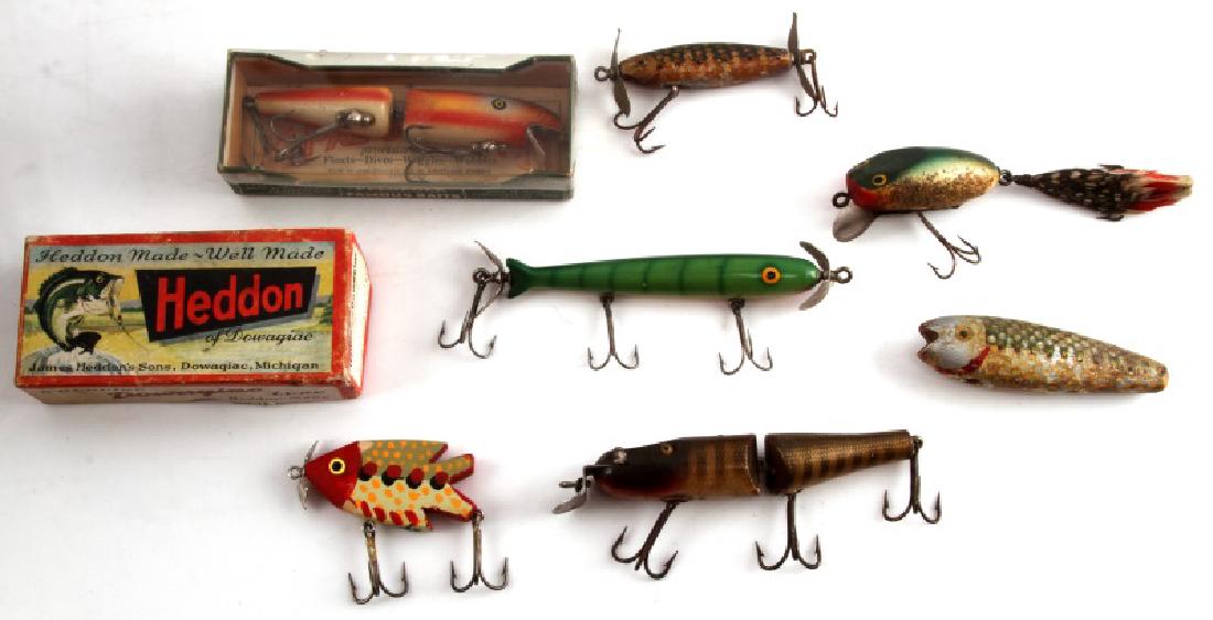 ANTIQUE FISHING LURE LOT PFLUEGER HEDDON: Includes Florida Barracuda, very good, boxed Pfleuger Pal O Mine, very good, Heddon Crazy Crawler box only, signed ST hand painted, CCB broken minnow with glass eyes and more.