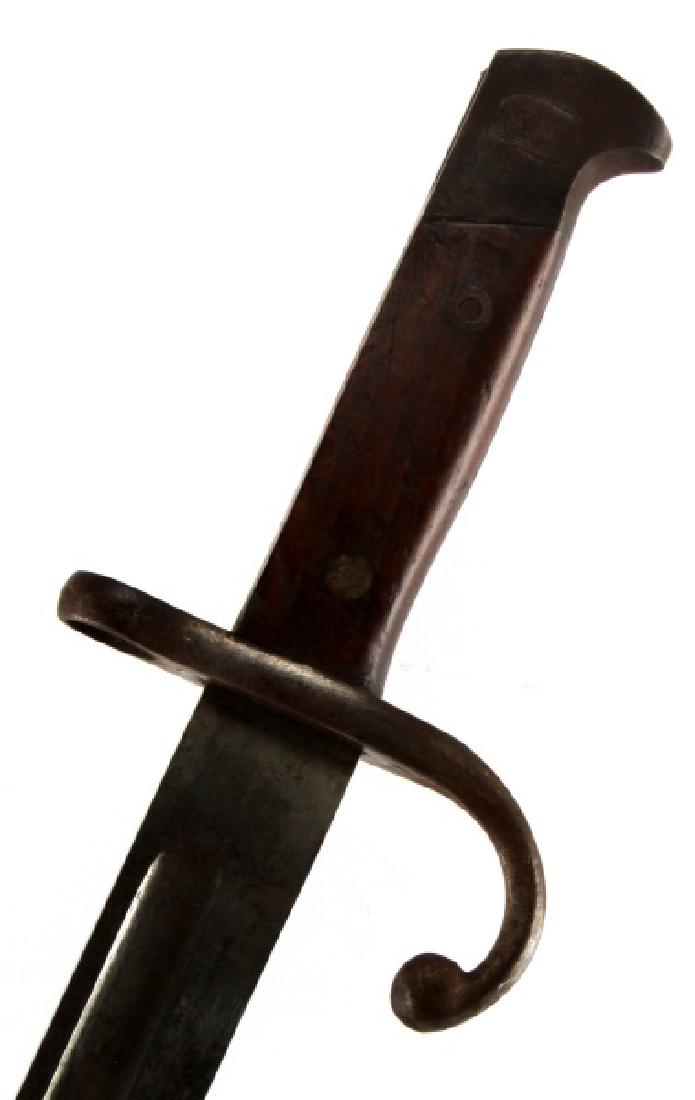 US MODEL 1899 REMINGTON RIFLE BAYONET W SCABBARD: US Model 1899 Remington-Lee Rifle or Rolling Block Rifle Bayonet w/Scabbard. Relatively bright blade. Wood grip is neither chipped nor cracked. Overall VG condition. 21 1/2" in total length.