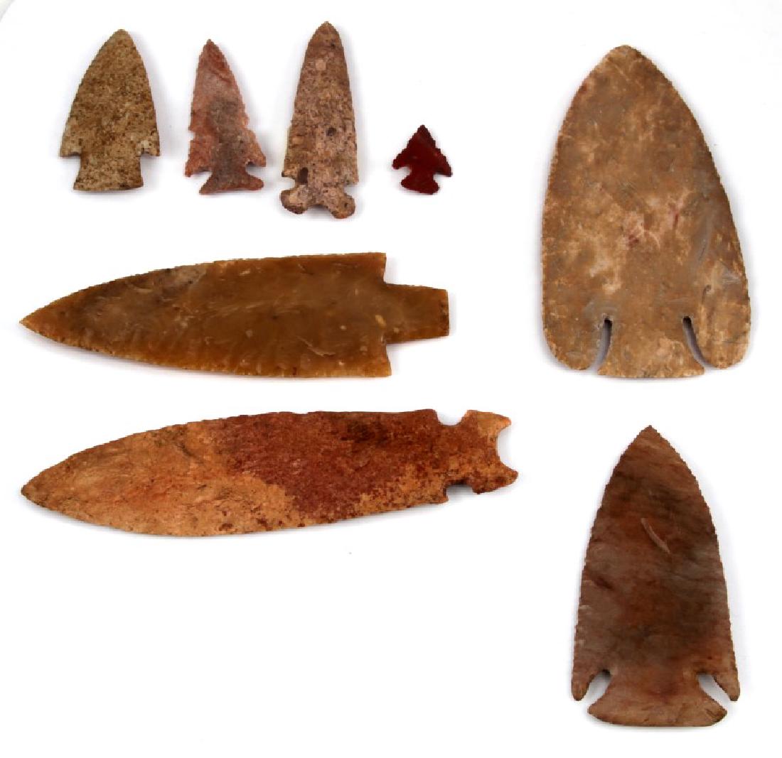 LOT OF 8 ARROWHEAD POINTS VARIOUS TYPES & SIZES: Made from different kinds of chert, exceptional flaking, some large points to a red bird point. From the Northern Central US. Very good condition. Unauthenticated, sold as is.