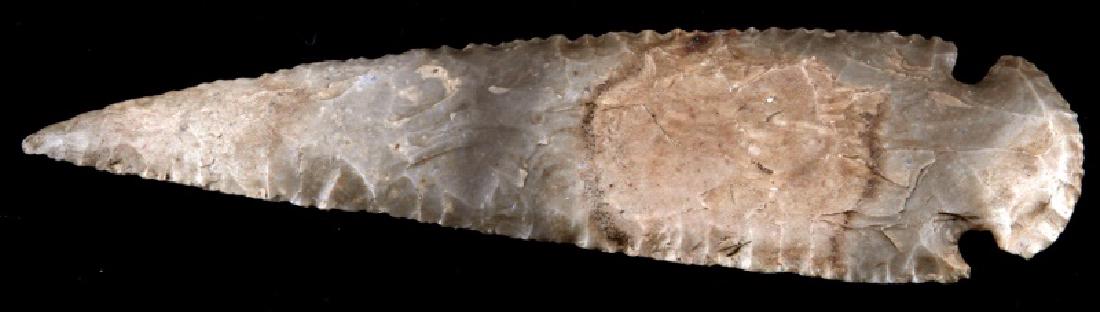 PALEOLITHIC SOUTH AMERICAN SPEAR OR KNIFE BLADE: Paleolithic South American found spear or knife blade. Measures 6 1/4 inches in length with a semicircular cleaved pommel for fastening. Item is in good condition with expected patination in the cleav